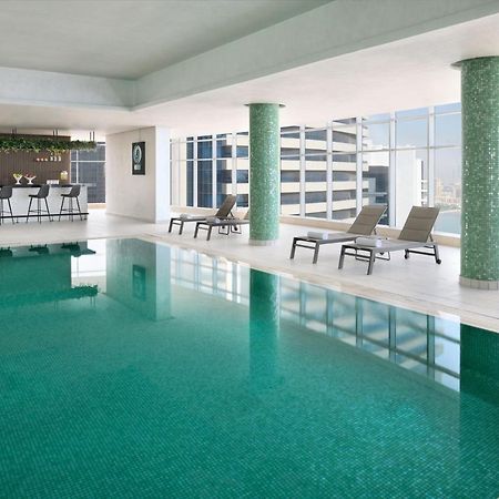 Element By Westin West Bay Doha Exterior foto The swimming pool at the hotel