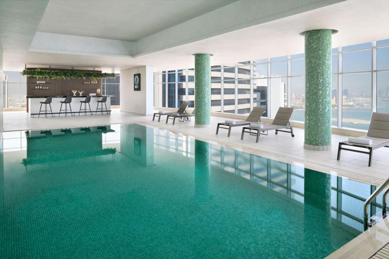Element By Westin West Bay Doha Exterior foto The swimming pool at the hotel