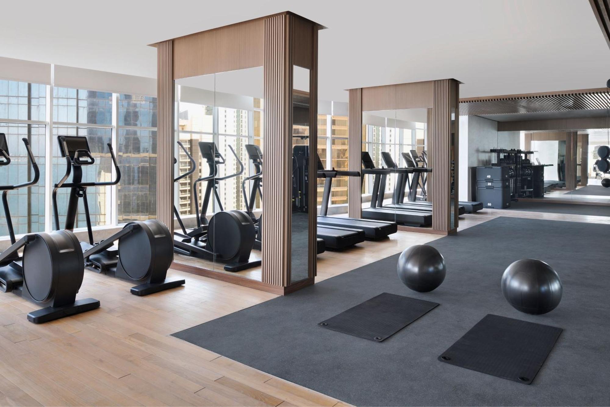Element By Westin West Bay Doha Exterior foto The gym at The Hari