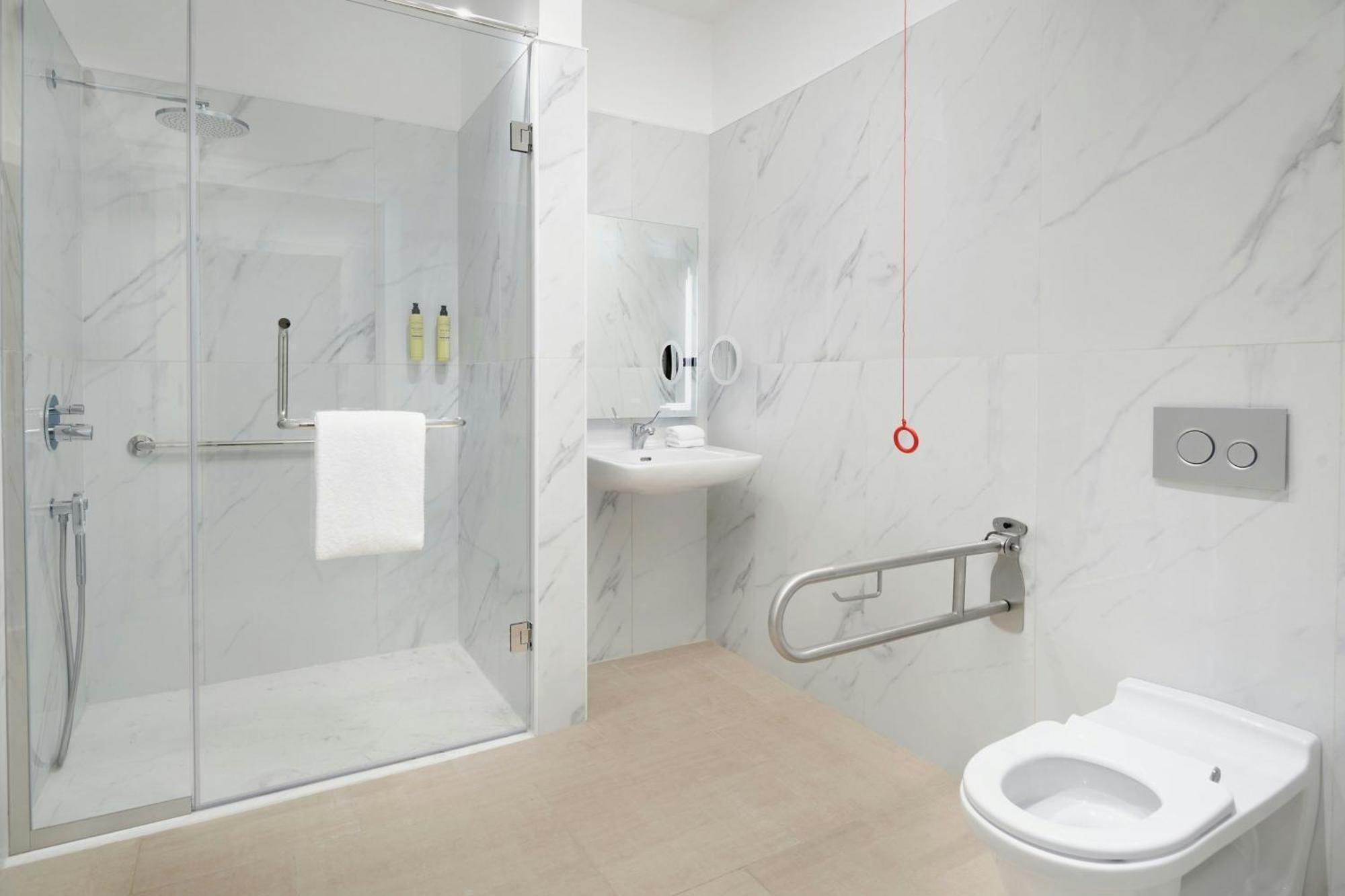 Element By Westin West Bay Doha Exterior foto A wet room
